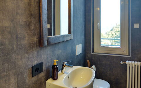 Villa Canonica: Rubinetto, Idraulico Fixture, Lavello, Lavandino Del Bagno, Finestra, Specchio, Bagno, Azzurro, Legna, Viola