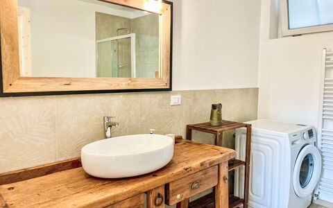 Giò: Specchio, Lavanderia, Rubinetto, Lavello, Idraulico Fixture, Lavandino Del Bagno, Proprietà, Mobilia, Cabinetry, Mobiletto Del Bagno