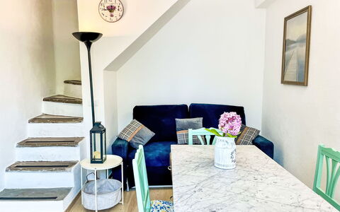 Giò: Mobilia, Proprietà, Cornice, Tavolo, Divano, Azzurro, Costruzione, Interior Design, Tessile, Comfort