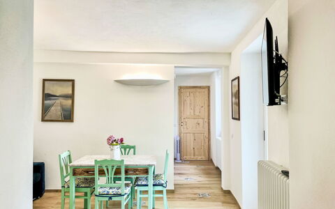 Giò: Mobilia, Proprietà, Tavolo, Cornice, Costruzione, Sedia, Legna, Porta, Interior Design, Pianta