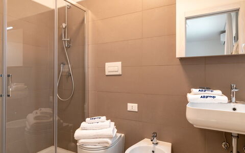 Bibione 755: Specchio, Rubinetto, Proprietà, Lavello, Idraulico Fixture, Lavandino Del Bagno, Bagno, Blu, Nero, Soffione Doccia