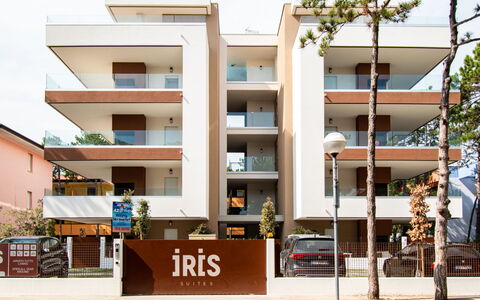 Bibione 755: Costruzione, Proprietà, Finestra, Pianta, Cielo, Urban Design, Condominio, Giallo, Casa, Albero