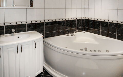 Heningen: Vasca Da Bagno, Proprietà, Idraulico Fixture, Bagno, Rubinetto, Interior Design, Architettura, Rettangolo