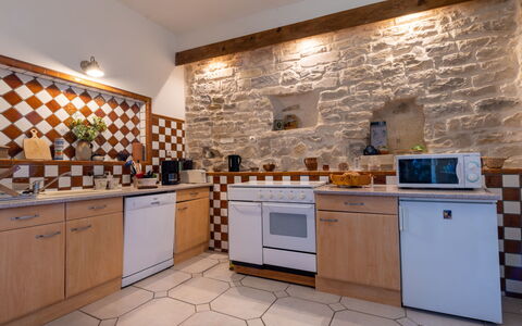 Belles Pierres: Cabinetry, Controsoffitto, Costruzione, Rubinetto, Cucina, Cucina Stufa, Legna, Elettrodomestico Da Cucina, Interior Design, Lavandino Della Cucina