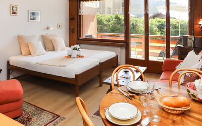 Verbier 231: Tavolo, Mobilia, Proprietà, Costruzione, Tavola, Comfort, Dishware, Legna, Finestra, Arancia