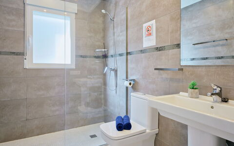 Villa Ewa: Idraulico Fixture, Proprietà, Rubinetto, Bagno, Lavello, Azzurro, Costruzione, Doccia, Soffione Doccia, Interior Design