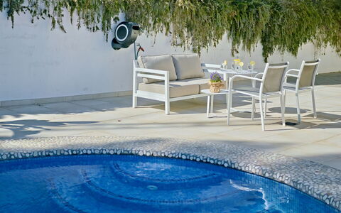 Villa Ewa: Acqua, Pianta, Azzurro, Blu, Piscina, Mobili Da Esterno, Corpo D'Acqua, Shade, Sedia, Tempo Libero