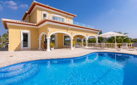 Villa Ewa: Acqua, Cielo, Pianta, Proprietà, Costruzione, Piscina, Blu, Azzurro, Nube, Località Balneare