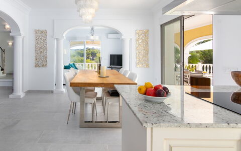 Villa Ewa: Tavolo, Proprietà, Cabinetry, Mobilia, Controsoffitto, Interior Design, Legna, Cucina, Pavimento, Pavimentazione