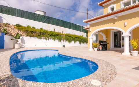 Villa Ewa: Acqua, Cielo, Nube, Pianta, Proprietà, Costruzione, Blu, Piscina, Casa, Albero