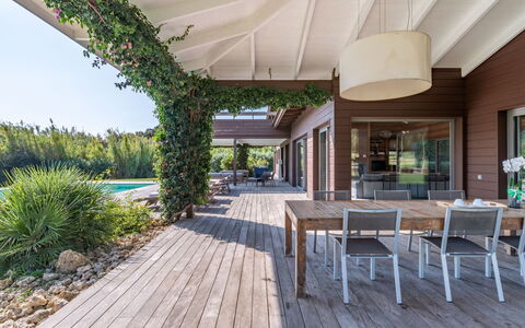 Villa Lavezzi: Pianta, Mobilia, Proprietà, Tavolo, Sedia, Shade, Architettura, Legna, Interior Design, Mobili Da Esterno