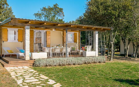 Rovinj Bale 312: Costruzione, Pianta, Cielo, Proprietà, Finestra, Albero, Porta, Portico, Casa, Shade
