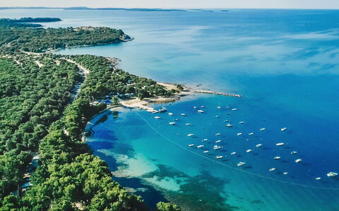 Rovinj Bale 312: Acqua, Risorse Idriche, Cielo, Azzurro, Paesaggio Naturale, Costiera E Morfologie Oceanic, Spiaggia, Albero, Paesaggio, Orizzonte