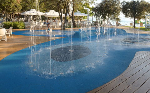 Rovinj Bale 312: Acqua, Risorse Idriche, Cielo, Proprietà, Azzurro, Albero, Piscina, Fontana, Corpo D'Acqua, Pianta