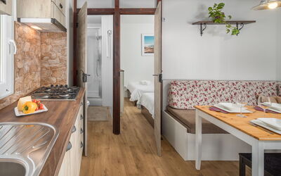 Mobilhome Deluxe 312.3: Tavolo, Proprietà, Cabinetry, Legna, Interior Design, Pavimento, Pavimentazione, Costruzione, Cucina