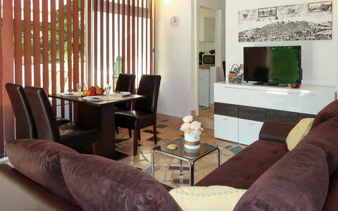 Karin: Marrone, Tavolo, Mobilia, Proprietà, Comfort, Legna, Soggiorno, Interior Design, Illuminazione, Architettura