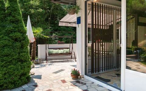 Karin: Pianta, Costruzione, Verde, Albero, Legna, Shade, Erba, Porta, Casa, Zona Residenziale
