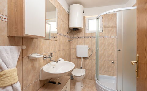 Novigrad (Zadar) 141: Interior Design, Pavimentazione, Pavimento, Idraulico Fixture, Lavello, Camera, Lavandino Del Bagno, Mobilia, Bagno, Idraulico