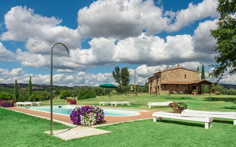 Casale Poggio Lupinaio: Nube, Cielo, Pianta, Proprietà, Costruzione, Fiore, Natura, Albero, Lotto, Paesaggio Naturale