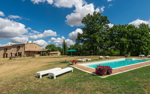 Casale Poggio Lupinaio: Nube, Cielo, Pianta, Proprietà, Natura, Paesaggio Naturale, Shade, Albero, Lotto, Costruzione