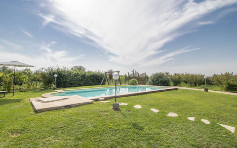 La Quercia: Cielo, Nube, Pianta, Acqua, Piscina, Albero, Paesaggio Naturale, Lotto, Erba, Tempo Libero