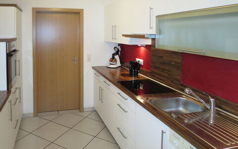 Mittelberghof: Lavandino Della Cucina, Cabinetry, Lavello, Rubinetto, Controsoffitto, Elettrodomestico, Legna, Elettrodomestico Da Cucina, Cucina, Idraulico Fixture