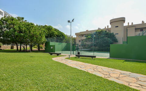 Alamar: Cielo, Giorno, Pianta, Street Luce, Nube, Albero, Lotto, Erba, Urban Design, Costruzione