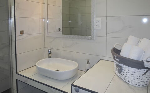 Andrijana: Specchio, Lavello, Proprietà, Lavandino Del Bagno, Idraulico Fixture, Rubinetto, Bagno, Illuminazione, Interior Design, Rettangolo