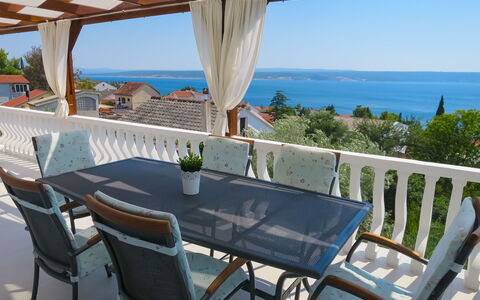 Andrijana: Cielo, Acqua, Tavolo, Mobilia, Pianta, Proprietà, Costruzione, Sedia, Azzurro, Località Balneare