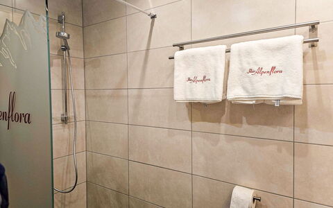 Alpenflora: Pavimentazione, Camera Da Letto, Bedding, Letto, Telaio Del Letto, Biancheria, Lenzuolo, Latifoglie, Materasso, Pavimento In Legno
