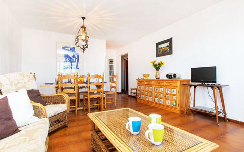 Melis 1: Tavolo, Mobilia, Proprietà, Cornice, Sedia, Legna, Illuminazione, Tavola, Interior Design, Pianta Della Casa