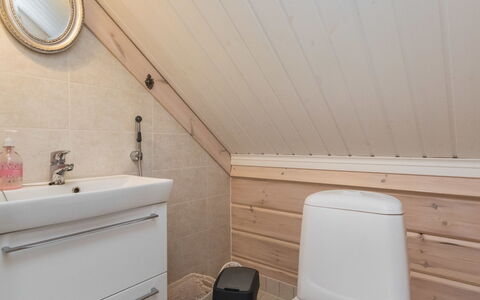 Torniniemi: Pavimentazione, Idraulico Fixture, Legna, Pavimento, Bagno, Idraulico, Interior Design, Mobiletto Del Bagno, Rubinetto, Lavello