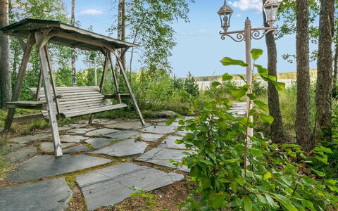 Torniniemi: Giardino, Primavera, Flagstone, Landscaping, Shade, Passerella, Cortile, Backyard, Parco, Mobili Da Esterno