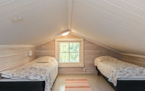Haapaniemi: Letto, Mobilia, Camera Da Letto, Interior Design, Bedding, Lenzuolo, Pavimentazione, Legna, Pavimento, Camera