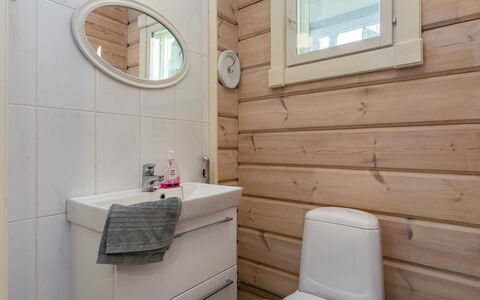 Haapaniemi: Letto, Mobilia, Camera Da Letto, Interior Design, Bedding, Lenzuolo, Pavimentazione, Legna, Pavimento, Camera