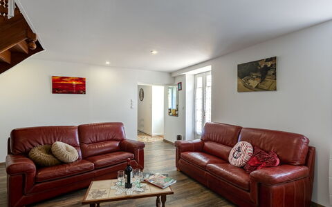Ty Ruz: Marrone, Divano, Mobilia, Tavolo, Cornice, Legna, Costruzione, Illuminazione, Soggiorno, Interior Design