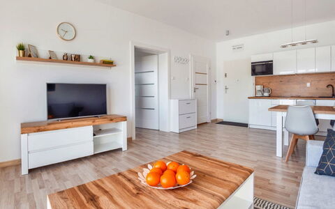 Grzybowo Seaside: Tavolo, Proprietà, Mobilia, Cabinetry, Arancia, Legna, Divano, Interior Design, Illuminazione, Pavimentazione