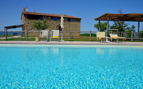 Villa Guardistallo: Acqua, Cielo, Pianta, Azzurro, Piscina, Albero, Costruzione, Tempo Libero, Aqua, Immobiliare