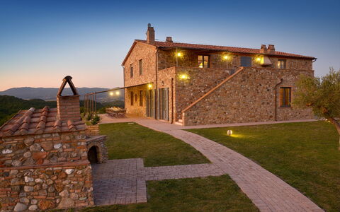Villa Guardistallo: Cielo, Pianta, Proprietà, Costruzione, Architettura, Albero, Paesaggio, Erba, Casa, Zona Residenziale