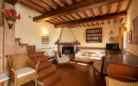 Casa Del Colle: Mobilia, Divano, Proprietà, Cornice, Costruzione, Tavolo, Legna, Interior Design, Soggiorno, Pianta Della Casa
