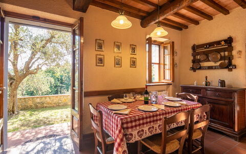 Casa Del Colle: Tavolo, Proprietà, Mobilia, Finestra, Costruzione, Pianta, Legna, Interior Design, Cabinetry, Architettura