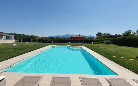 Tenuta Il Giardino Proprietà: Acqua, Cielo, Giorno, Piscina, Pianta, Rettangolo, Azzurro, Costruzione, Blu, Albero