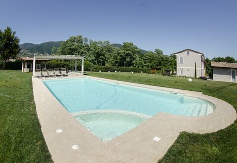 Tenuta Il Giardino Proprietà: Acqua, Cielo, Piscina, Azzurro, Albero, Shade, Costruzione, Pianta, Lotto, Erba