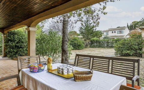 La Maison D'Antoine: Tavolo, Mobilia, Proprietà, Costruzione, Pianta, Tavola, Interior Design, Cielo, Albero, Legna