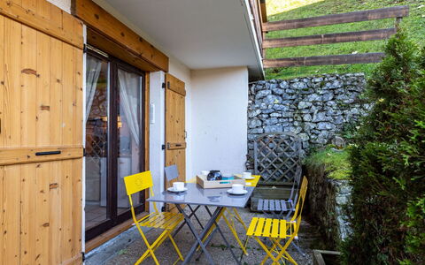 Rubis: Tavolo, Pianta, Shade, Legna, Giallo, Interior Design, Costruzione, Sedia, Porta, Immobiliare