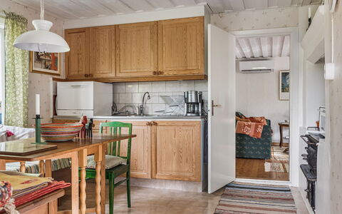 Smedstorp: Cabinetry, Controsoffitto, Mobilia, Cucina, Legna, Tavolo, Illuminazione, Interior Design, Pavimentazione, Pavimento