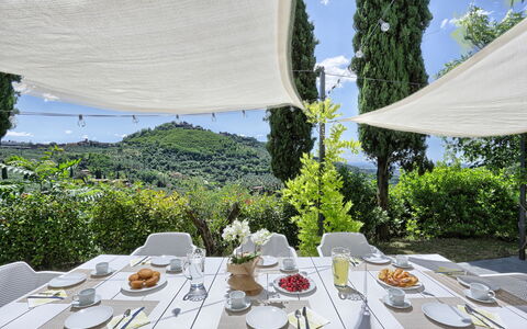 Villa Maona: Tavolo, Cibo, Tavola, Mobilia, Proprietà, Pianta, Piatto, Dishware, Tovaglia, Shade