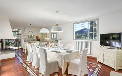 Villa Maona: Tavolo, Mobilia, Sedia, Cabinetry, Cucina, Illuminazione, Interior Design, Controsoffitto, Costruzione, Cucina & Sala Da Pranzo Tavolo