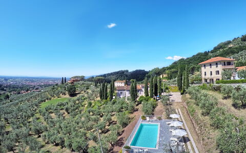 Villa Maona: Cielo, Pianta, Costruzione, Acqua, Nube, Azzurro, Albero, Vegetazione, Urban Design, Zona Residenziale