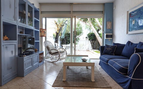 La Terrazza Di Santa Marinella: Mobilia, Divano, Comfort, Legna, Divano Letto, Architettura, Interior Design, Cornice, Soggiorno, Pavimentazione